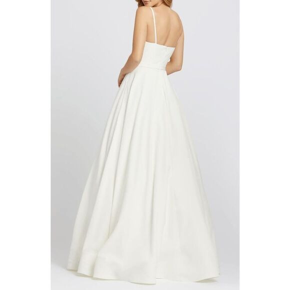 Elegant White V-Neck Gown - Picture 2 of 12